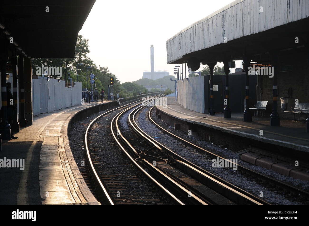 London sunrise london underground train hi-res stock photography and ...