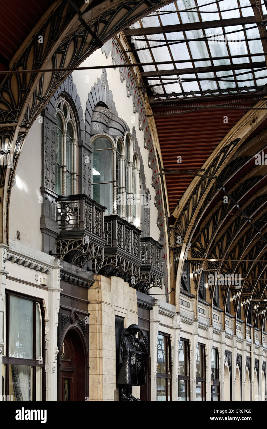 Historic main hall, entrance to the waiting room 1st Class with bronze monument, London Paddington station, London, England Stock Photo