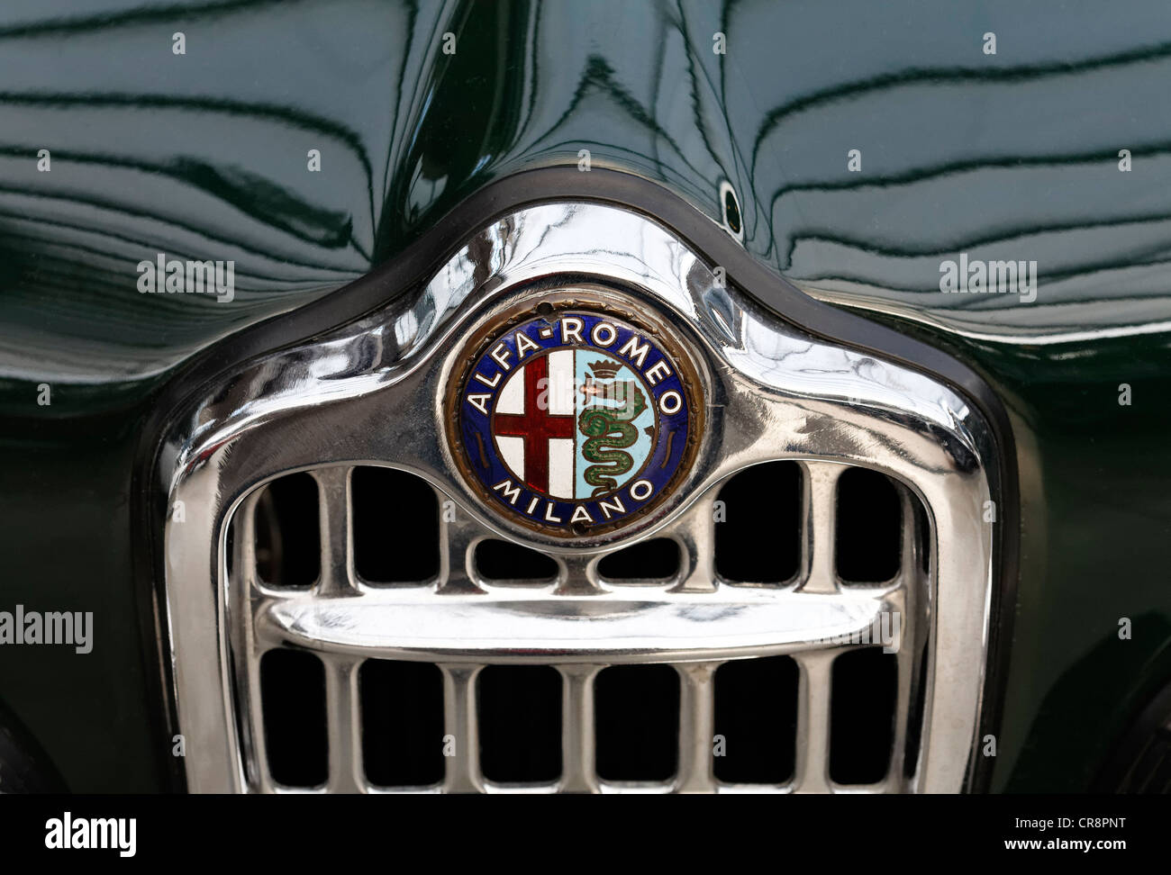 Bukarest, Rumänien - Oktober 19, 2018: Alfa Romeo Logo Zeichen  Detailansicht auf Auto Frontgrill Stockfotografie - Alamy