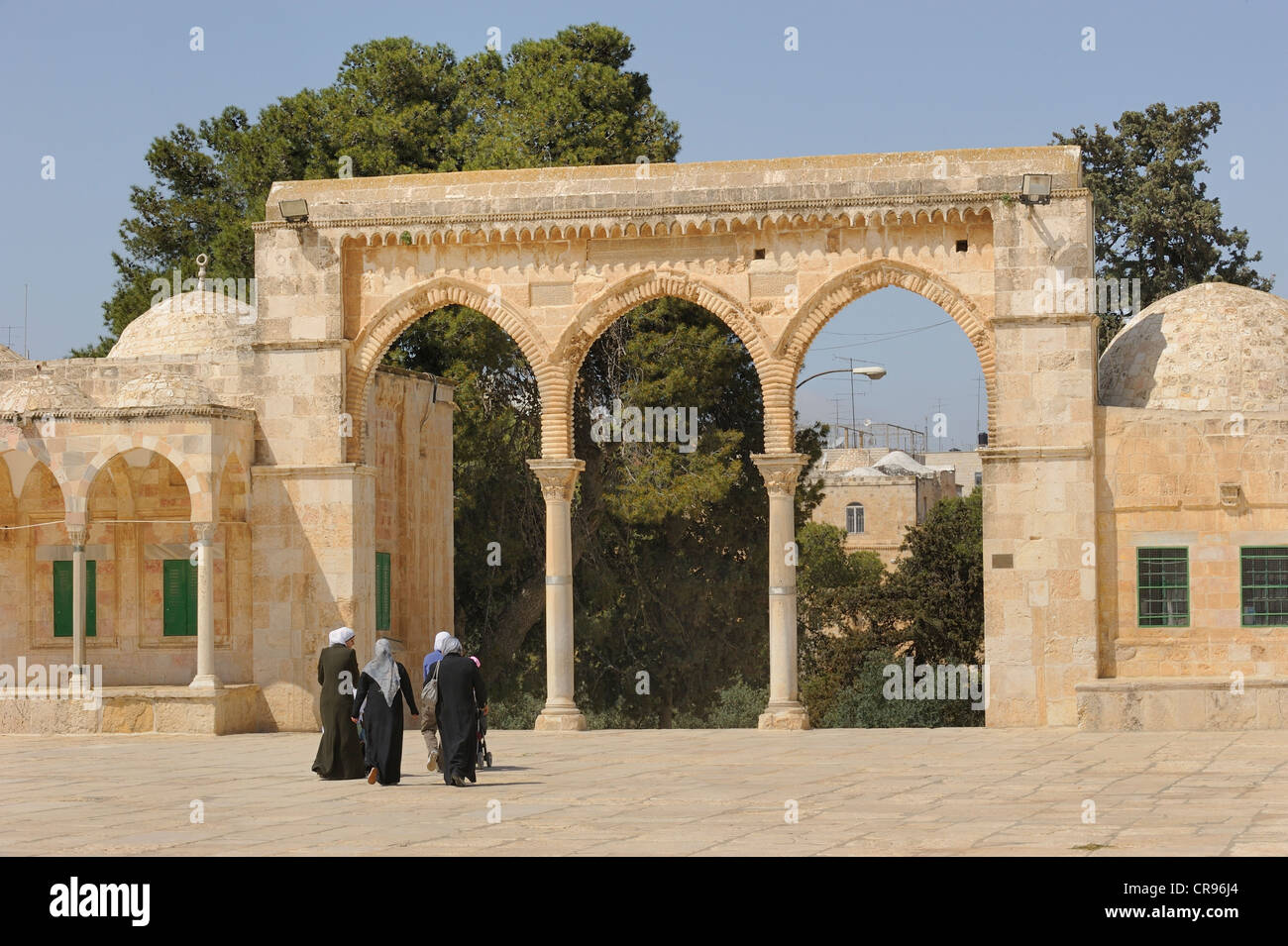 Israeli Palestinian women on the Temple Mount approaching the arcades with Byzantine columns, Al-Mawazin, Muslim Quarter Stock Photo