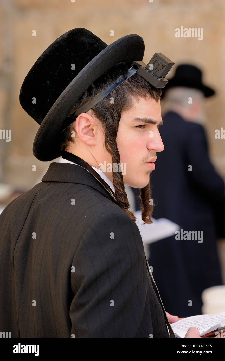 Orthodox Jew with ringlets praying at the Wailing Wall, Western Wall ...
