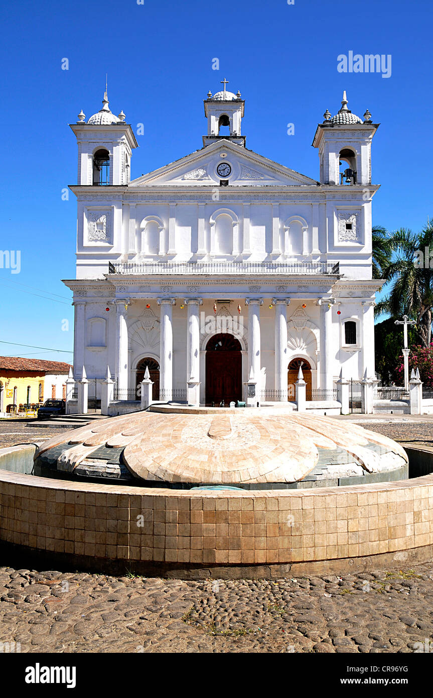 Fountain and church on the Plaza of Suchitoto, El Salvador, Central America Stock Photo
