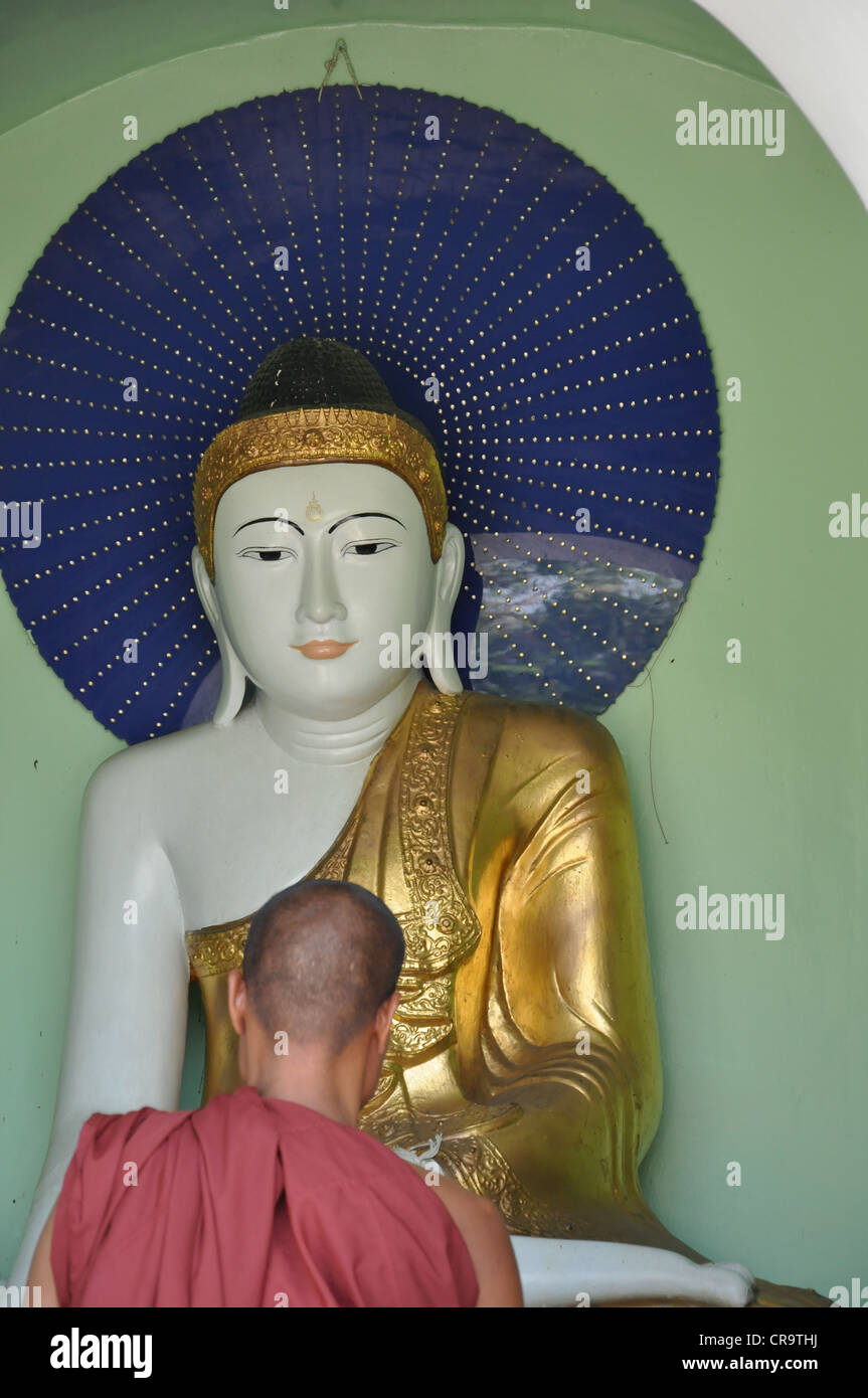 Buddhist monk praying hi-res stock photography and images - Alamy