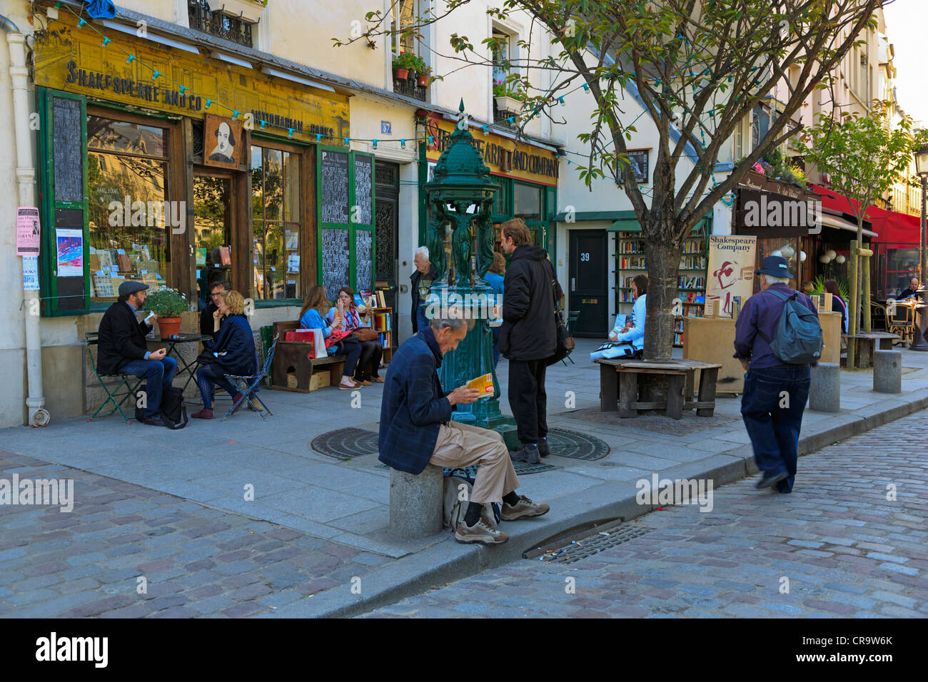 Shakespeare and company bookstore paris hi-res stock photography and images  - Alamy