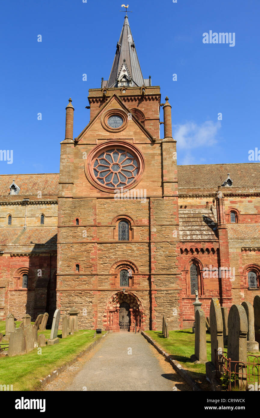 Path to south transept with rose window and door in 12thc St Magnus cathedral built with red and yellow sandstone in Kirkwall Stock Photo