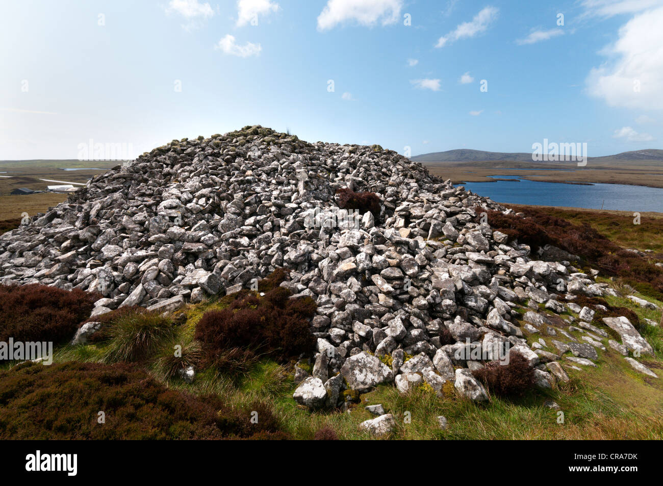 Barpa Langass chambered cairn on the island of North Uist in the Outer Hebrides, Scotland Stock Photo