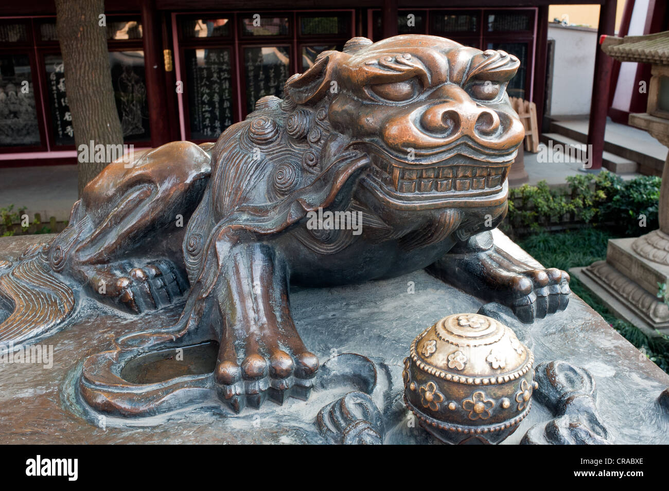 Lion statue with ball hires stock photography and images Alamy
