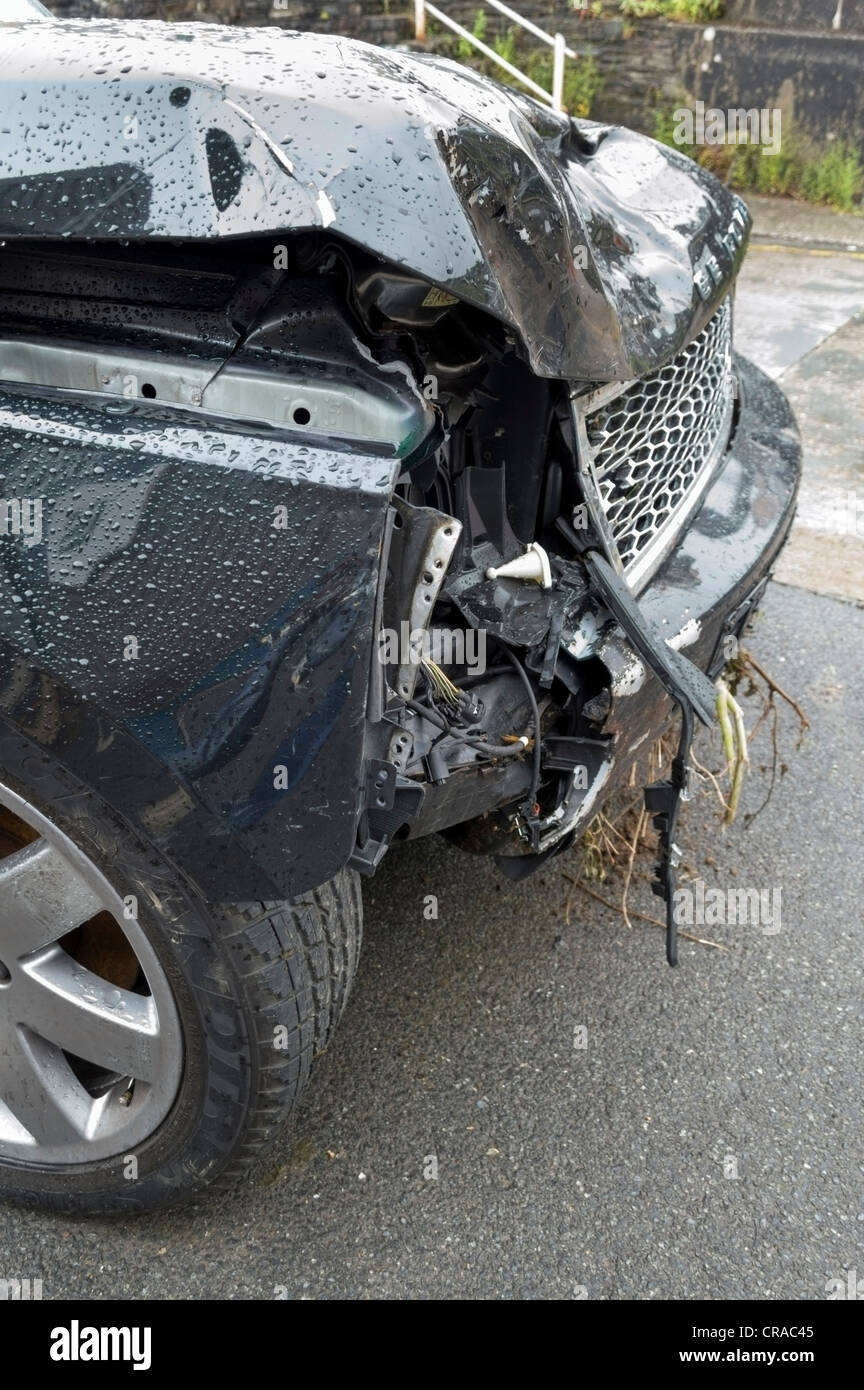 wrecked Range Rover 4x4 luxury vehicle after car crash Stock Photo