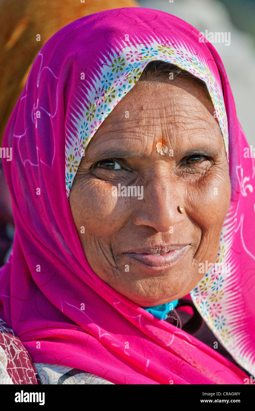 Magenta sari hi-res stock photography and images - Alamy