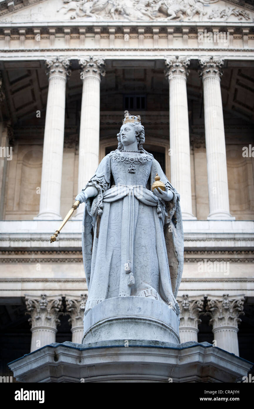 Statue of Queen Anne outside St Paul's Cathedral, London, England, United Kingdom, Europe Stock Photo