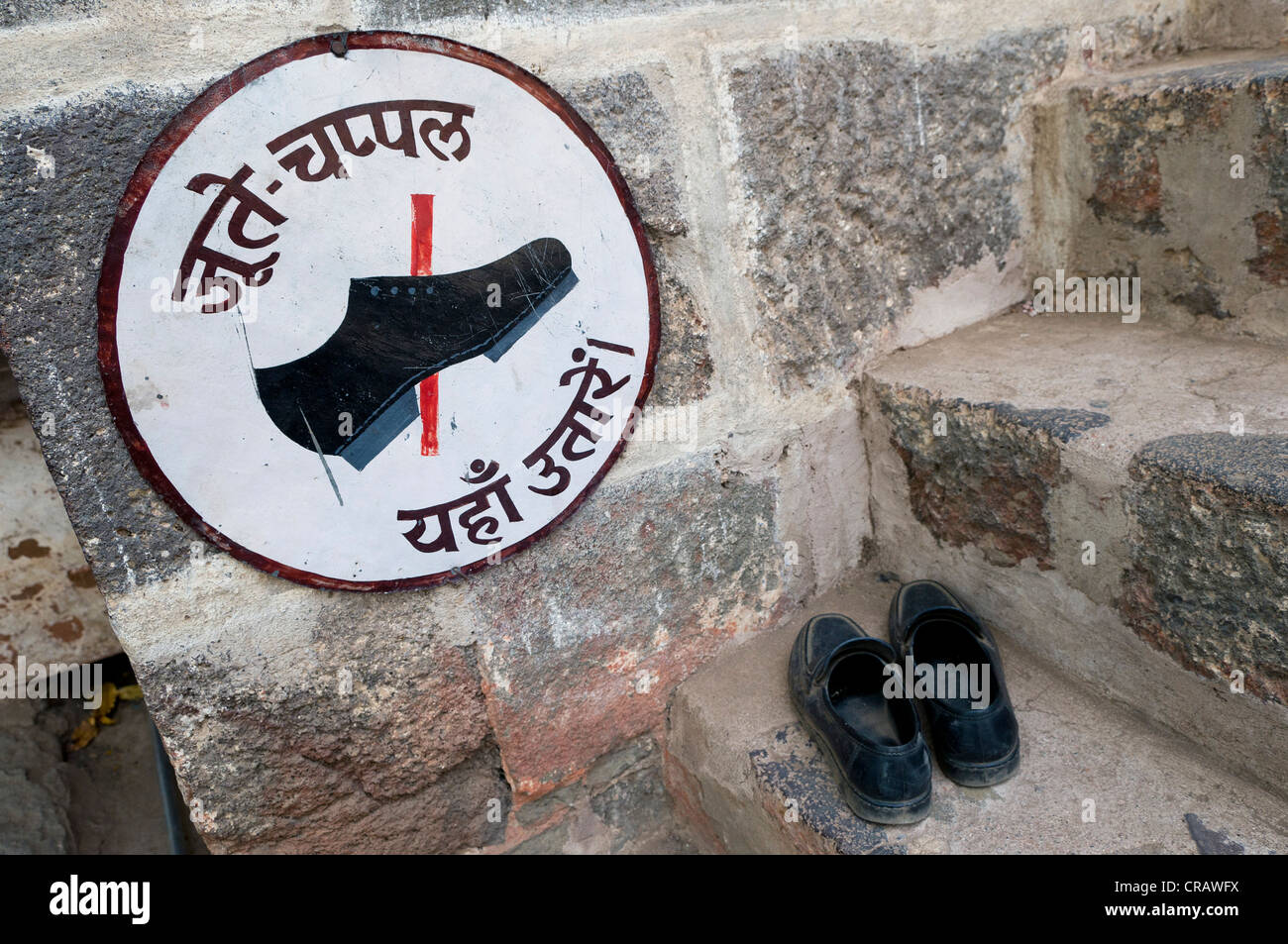 Sign, shoes prohibited, steps to a temple in the Ahilya Fort, Maheshwar, Madhya Pradesh, India, Asia Stock Photo