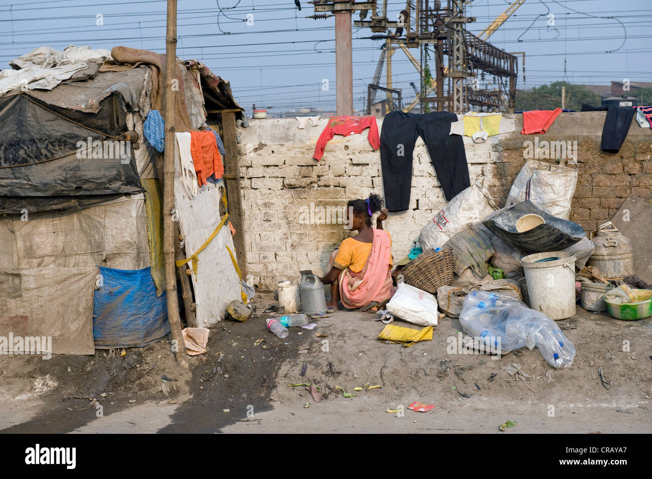 Slum alongside the railway line, Shibpur district, Howrah, Kolkata, West Bengal, India, Asia Stock Photo