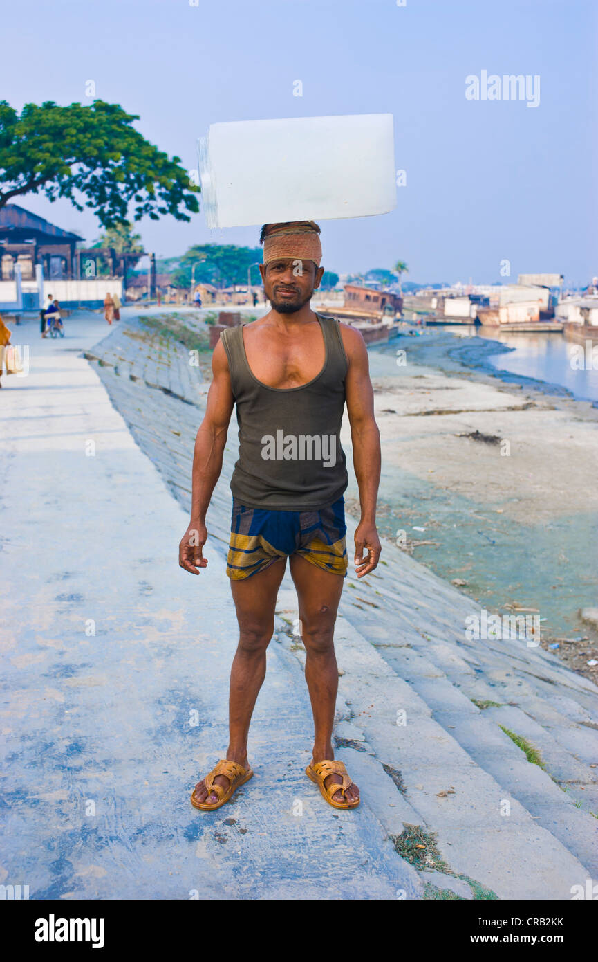 Man carrying a large block of ice on his head, Barisal, Bangladesh, Asia Stock Photo