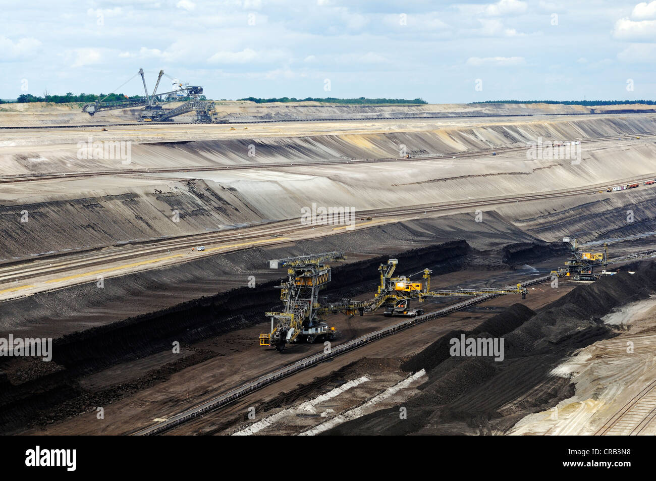 Coal seam and machines in the open pit Welzow-Sued, mining of brown coal by the Vattenfall energy company, Lower Lusatia Stock Photo