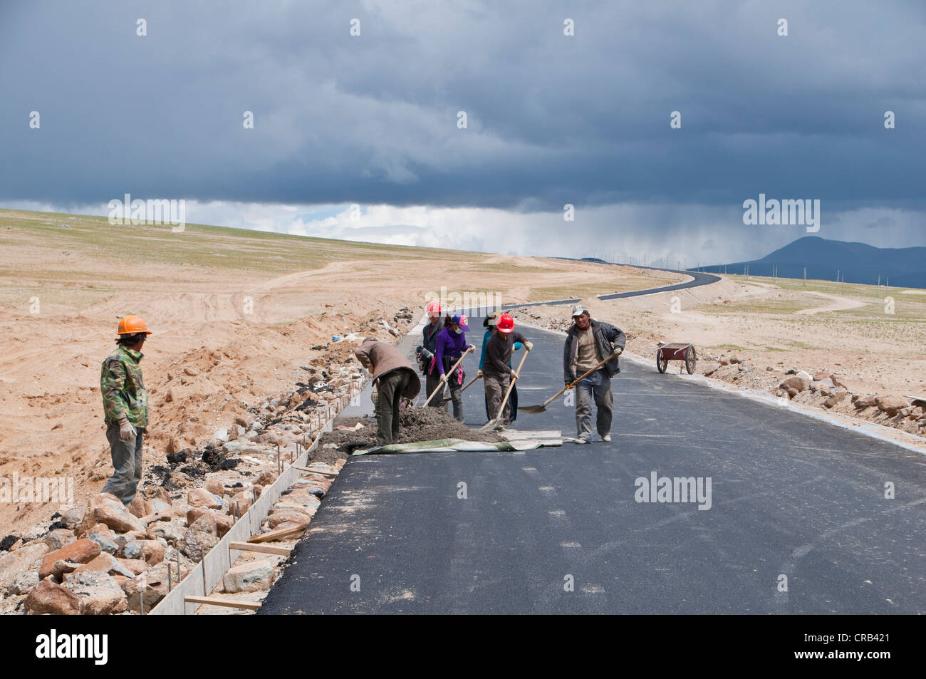 Road workers along the southern route into Western Tibet, Tibet, Asia Stock Photo