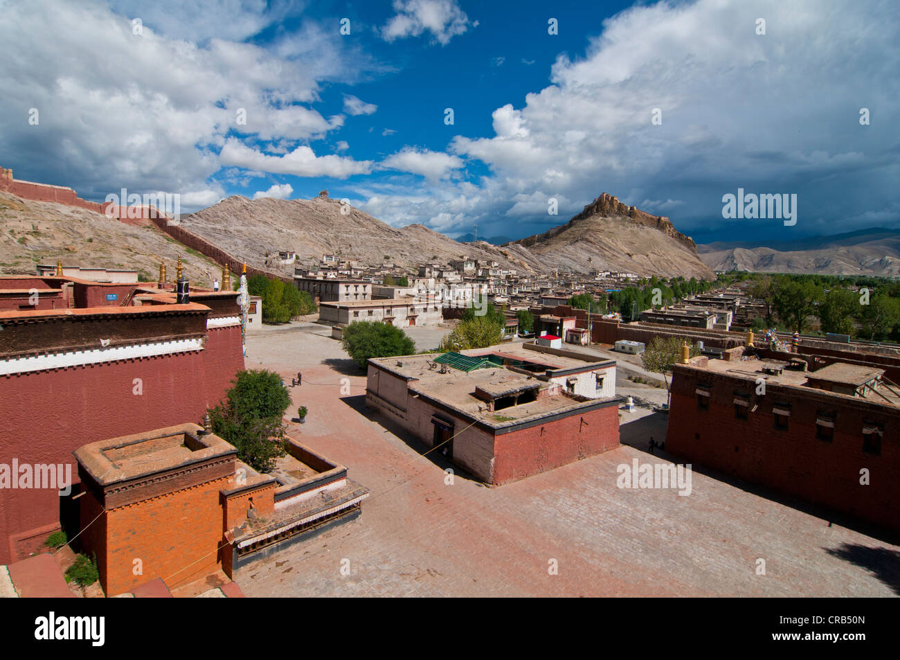 The old Tibetan quarter with the Gyantse Dzong or Gyantse Fortress at back, Gyantse, Tibet, Asia Stock Photo