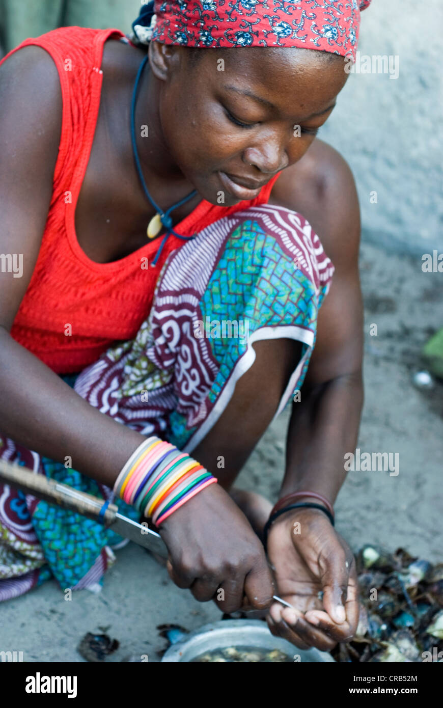 woman preparing dinner, ilha de mozambique Stock Photo