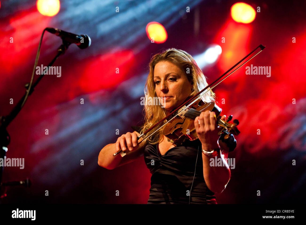 Barbara Wildberger accompanying the Swiss musician Reto Burrell, performing live in the Schueuer concert hall, Lucerne Stock Photo