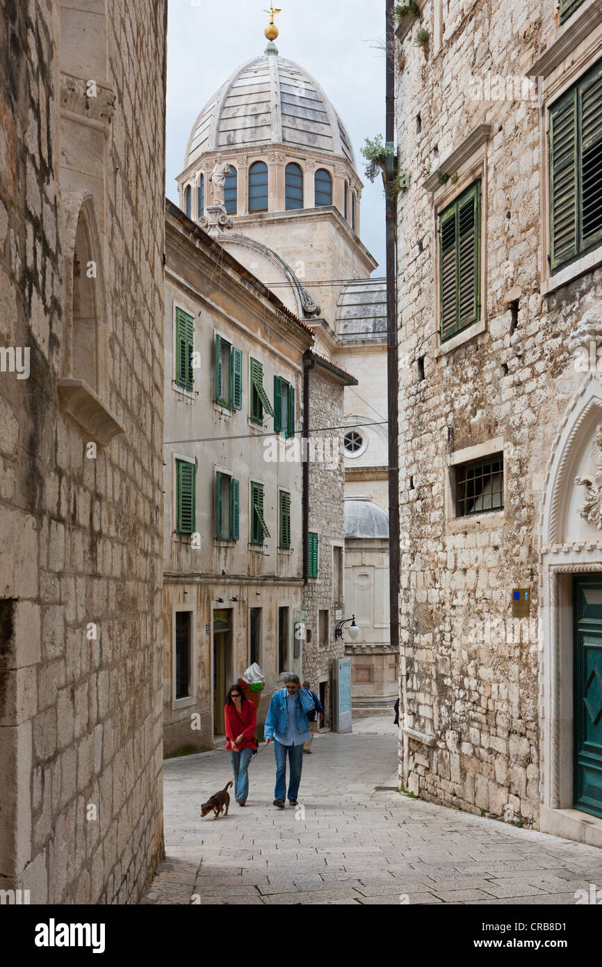 Alleyway, at back the Katedrala svetog Jakova, Cathedral of St. James, UNESCO World Heritage Site, Sibenik, central Dalmatia Stock Photo