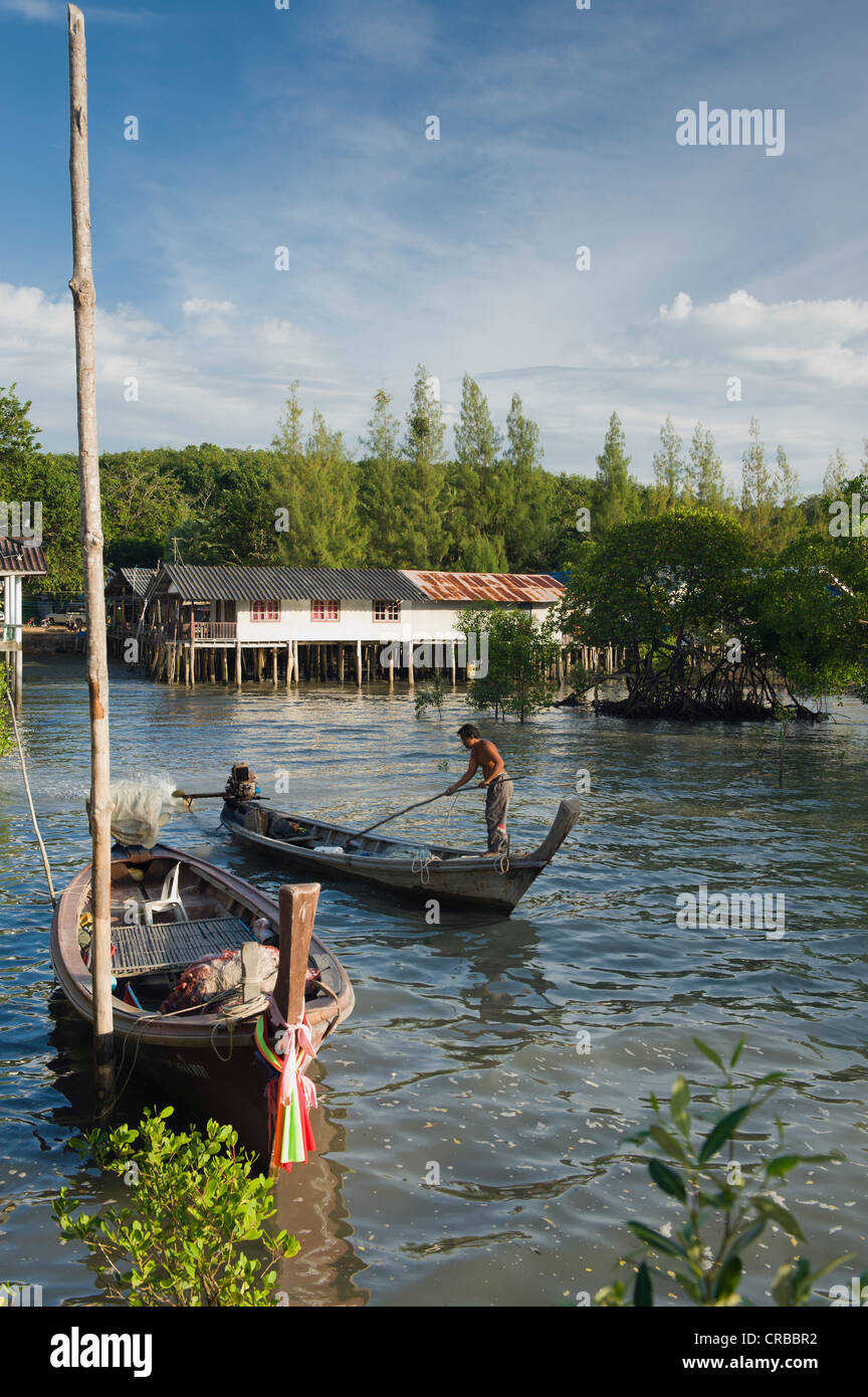 Fishermen, fishing village of Ban Tha Tondo, mangroves, Koh Yao Noi island, Phang Nga, Thailand, Southeast Asia, Asia Stock Photo