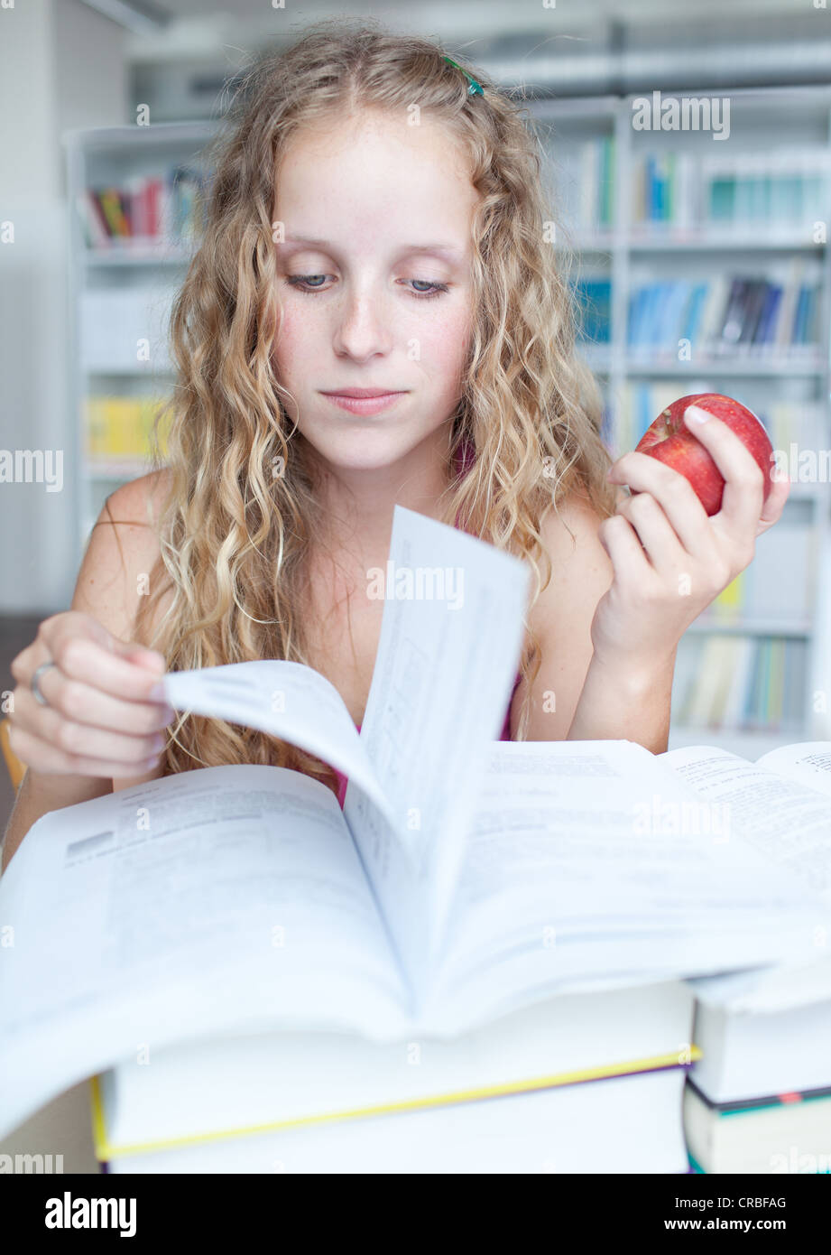 pretty female college student in a library Stock Photo - Alamy