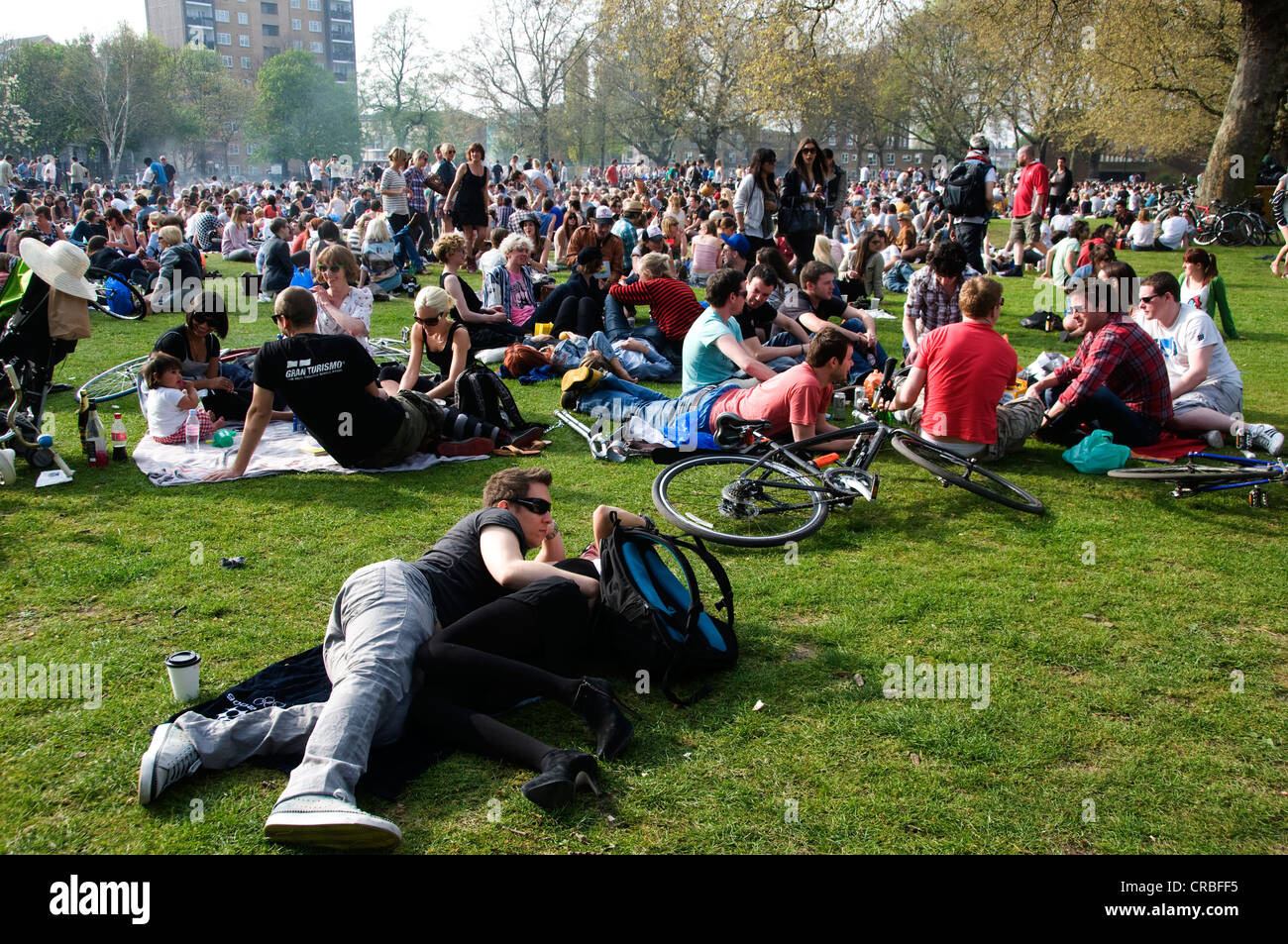 Large group of people sitting hi-res stock photography and images - Alamy