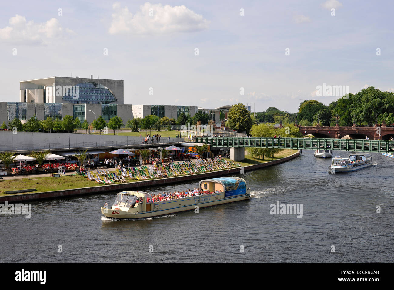 Shipping traffic, pleasure boats in front of the Strandbar Spreebogenpark beach bar and the Federal Chancellery, Spreebogen Stock Photo