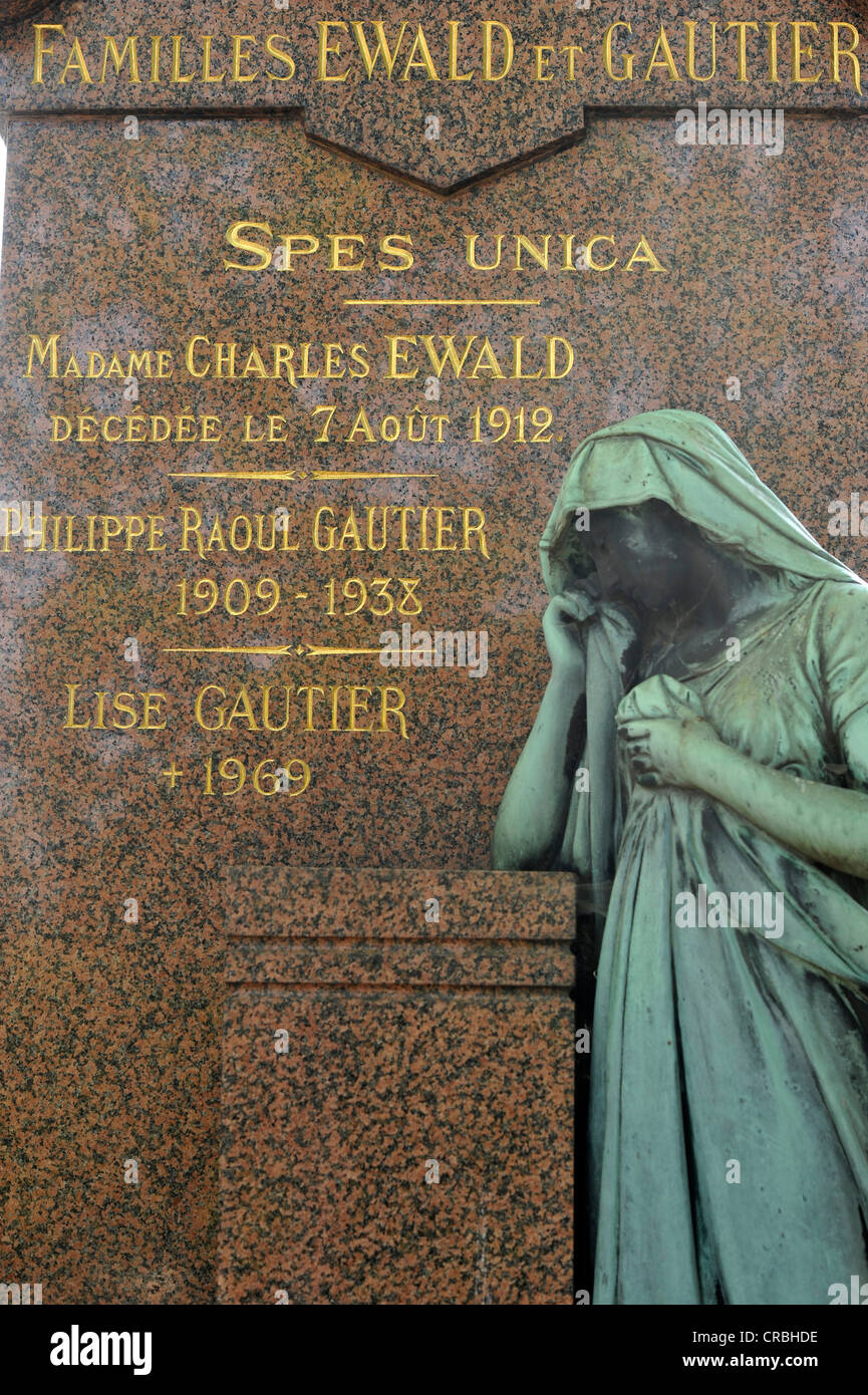 Sculpture and grave stone of Philippe Raoul Gautier and Lise Gautier, Pere Lachaise Cemetery, Paris, France, Europe Stock Photo