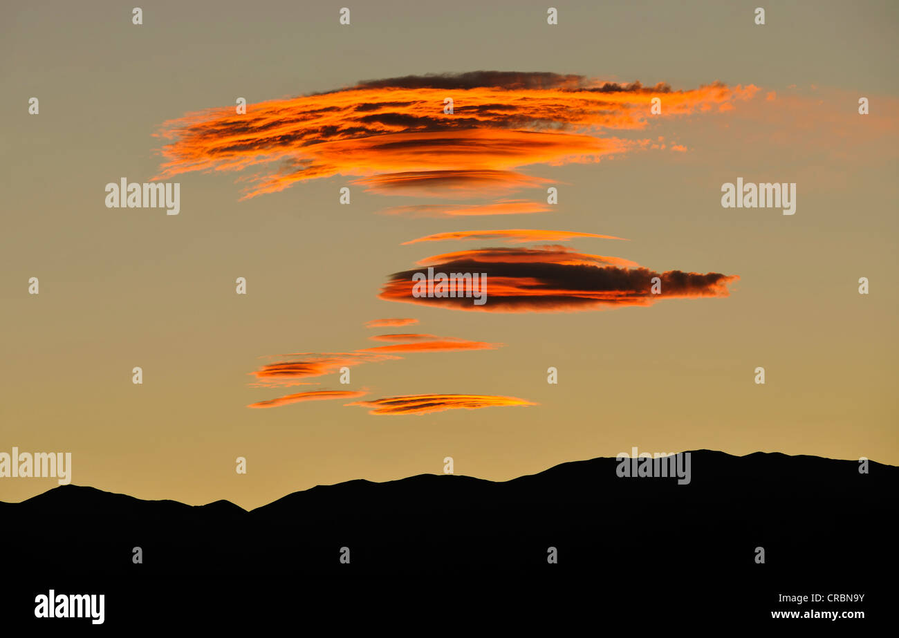 Sierra Wave cloud form, fully formed, evening light over Panamint Range, Zabriskie Point, Death Valley National Park Stock Photo