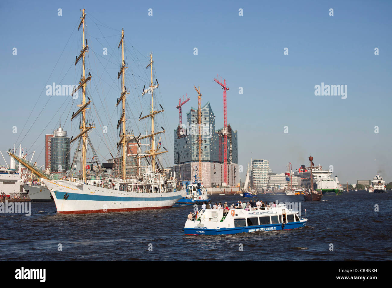 Three-masted Russian ship, Mir, during the parade of ships in front of the construction site of the Elbe Philharmonic Hall Stock Photo