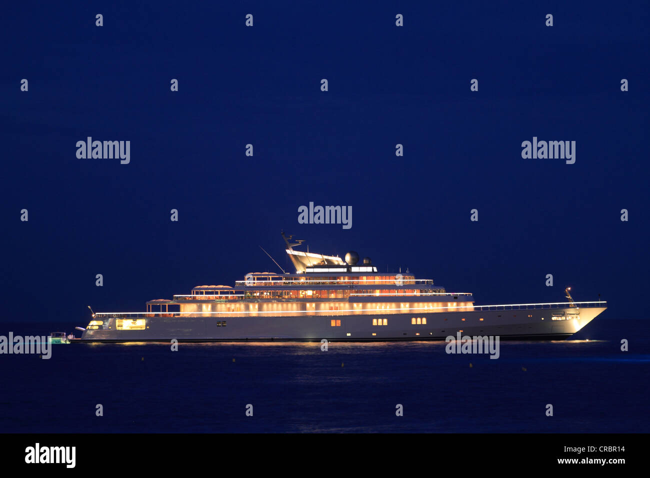 Motor yacht 'Rising Sun', 138m, at night, built by Luersson Yachts in 2004, owned by David Geffen, previously owned by Larry Stock Photo