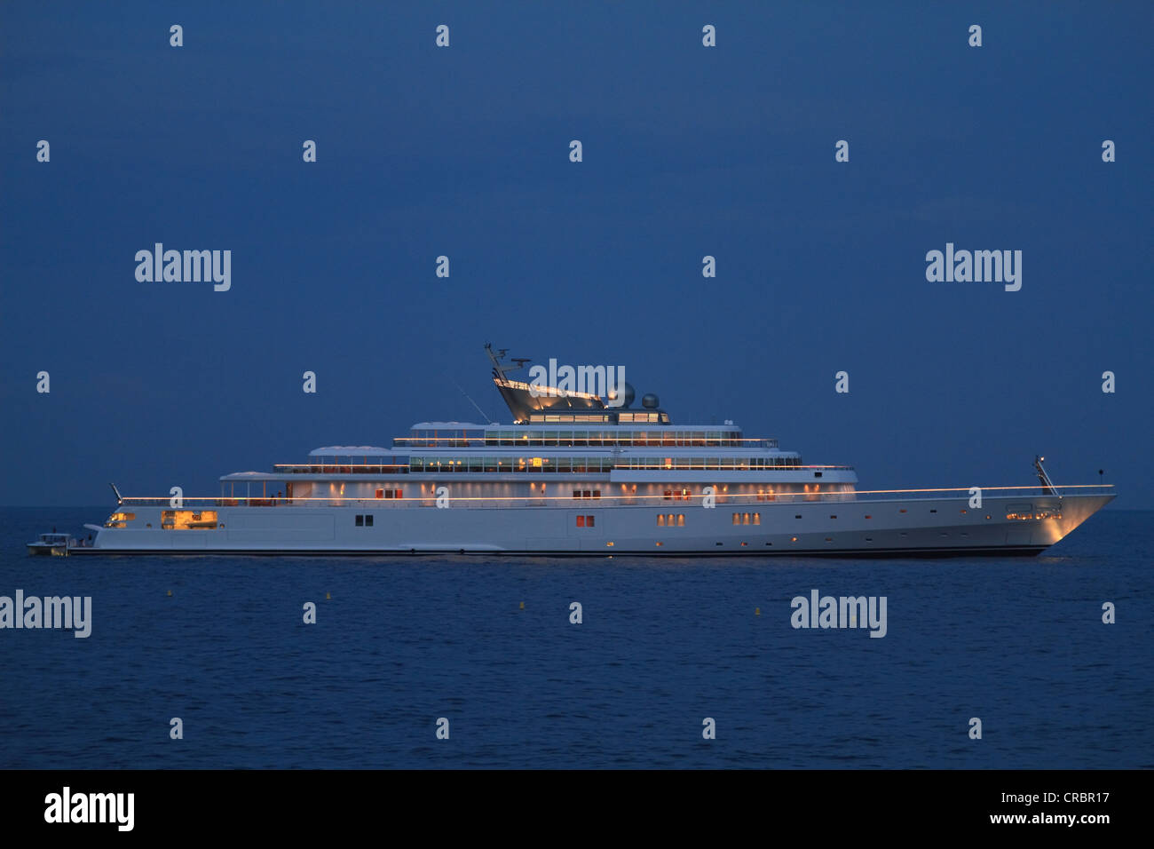 Motor yacht 'Rising Sun', 138m, at night, built by Luersson Yachts in 2004, owned by David Geffen, previously owned by Larry Stock Photo