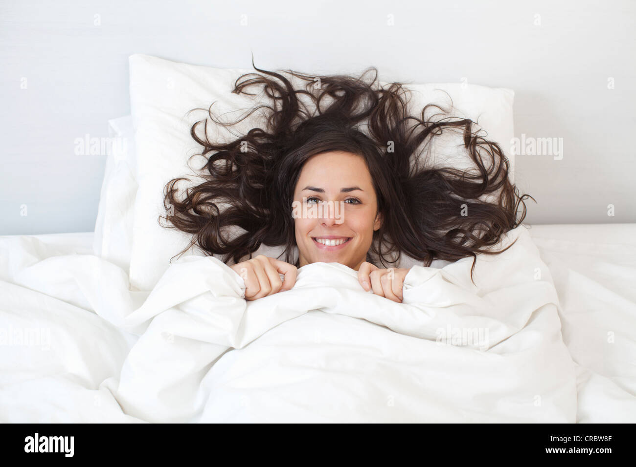 Woman bed covers cosy hires stock photography and images Alamy
