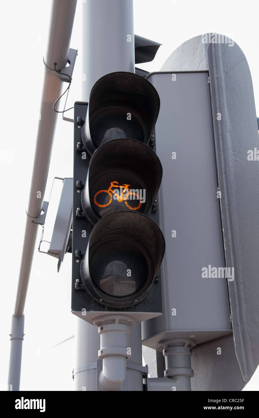 orange-traffic-light-for-bikes-in-holland-CRC25F.jpg