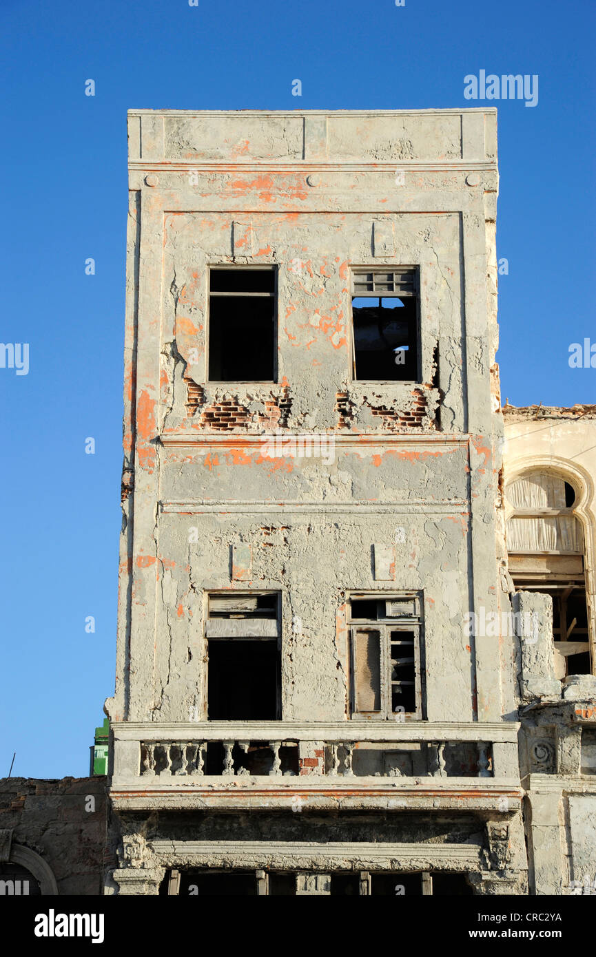 Deteriorated house on the Malecon, Avenida de Antonio Maceo, a boulevard along the city centre of Havana, Centro Habana, Cuba Stock Photo