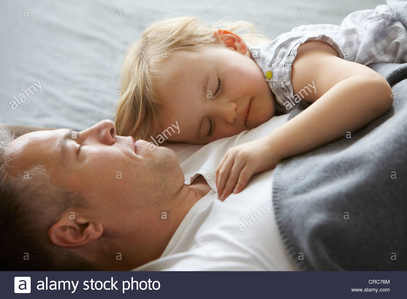 Дочка папе в трусы. Папа целует спящую дочь.