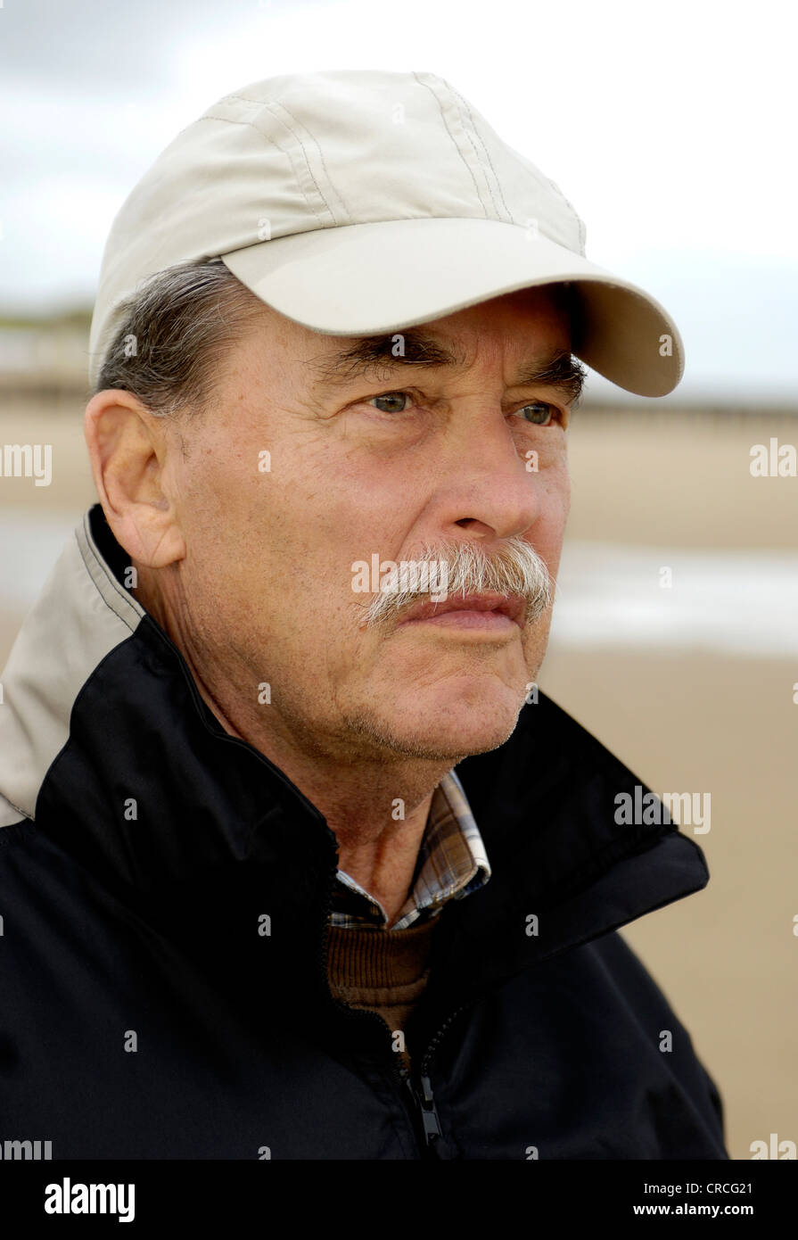 Black baseball cap hi-res stock photography and images - Alamy
