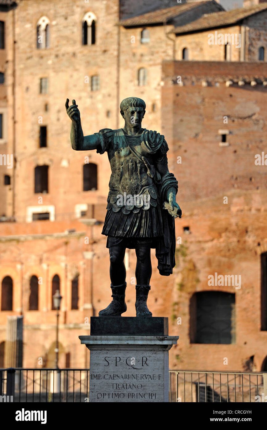 Bronze statue of the Roman Emperor Trajan, Trajan's Market, Via Alessandrina, Via dei Fori Imperiali, Rome, Lazio, Italy, Europe Stock Photo