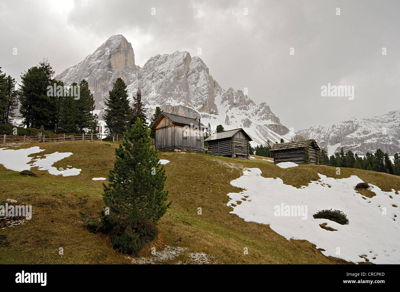 Alpine cabins at the Passo delle Erbe mountain pass, Peitlerkofel mountain behind, Dolomites, South Tyrol, Italy, Europe Stock Photo