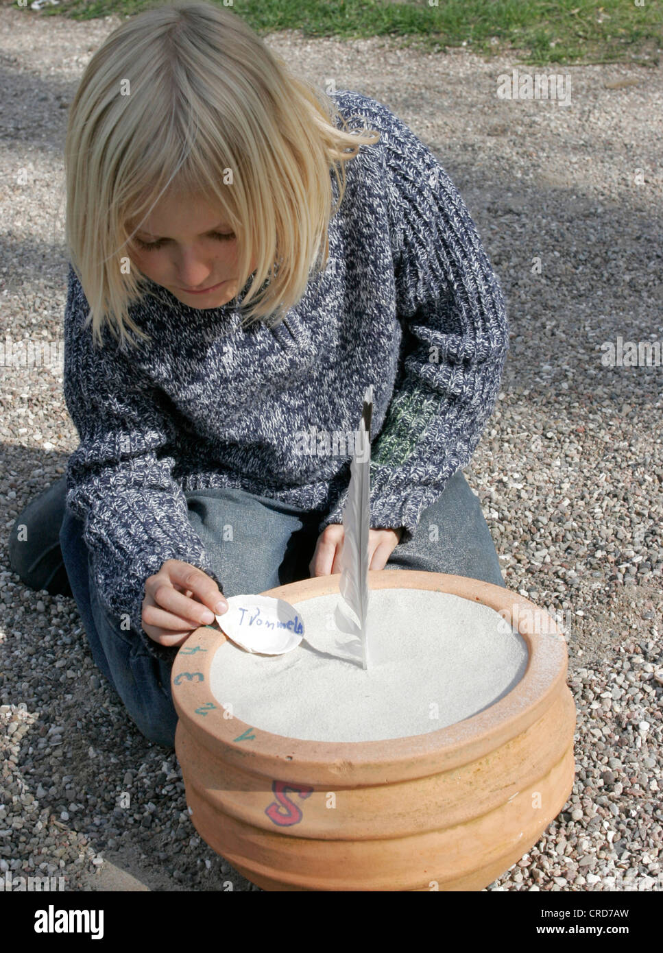 children tinkering a sun dial, important terms are marked, , series picture 6/7 Stock Photo