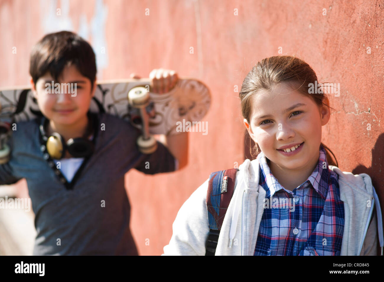 Teenage boy and teenage girl smiling at camera Stock Photo - Alamy