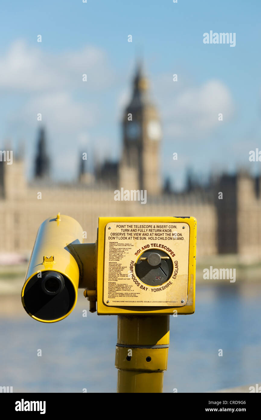 Tourist View Telescope on south bank looking over the River Thames at Big  Ben / Houses of Parliament. London, England Stock Photo - Alamy