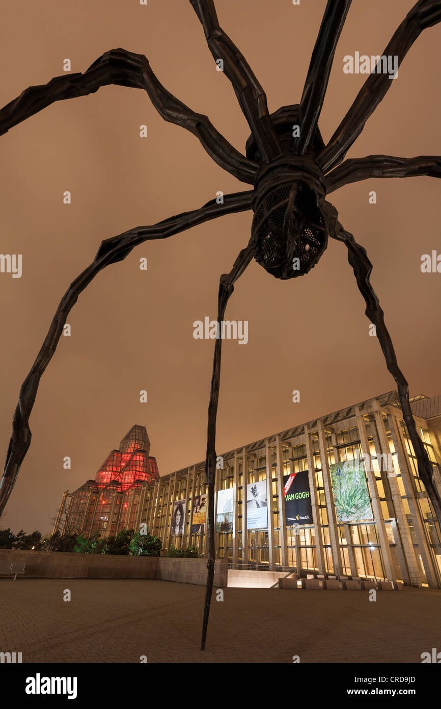 The Maman Sculpture at night with the National Gallery Stock Photo Alamy