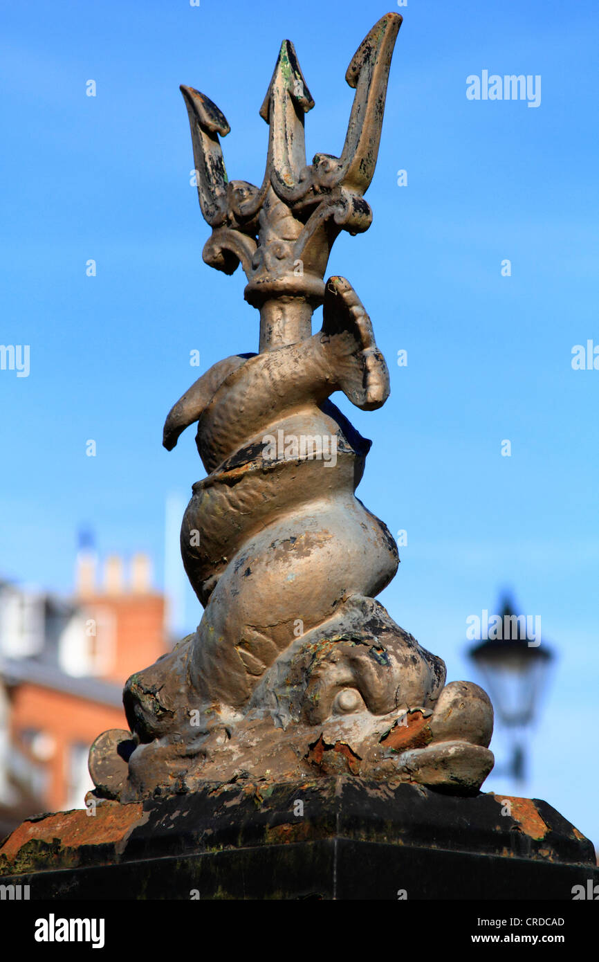 Fish statue hi-res stock photography and images - Alamy