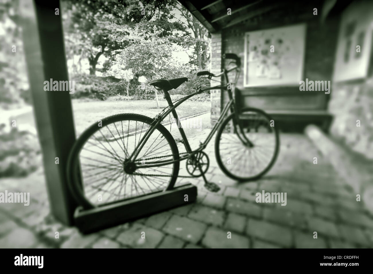 Vintage bicycle black and white hi-res stock photography and images - Alamy