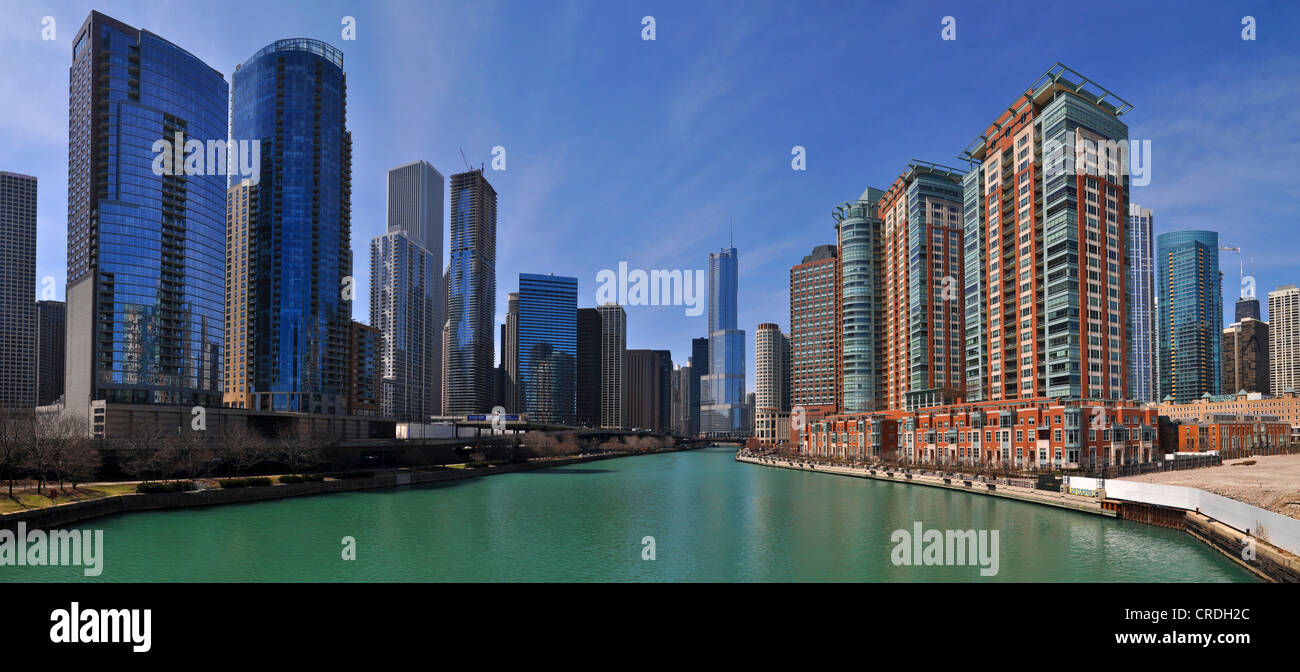 Chicago River and high-rise apartment buildings, Chicago, Illinois, USA Stock Photo