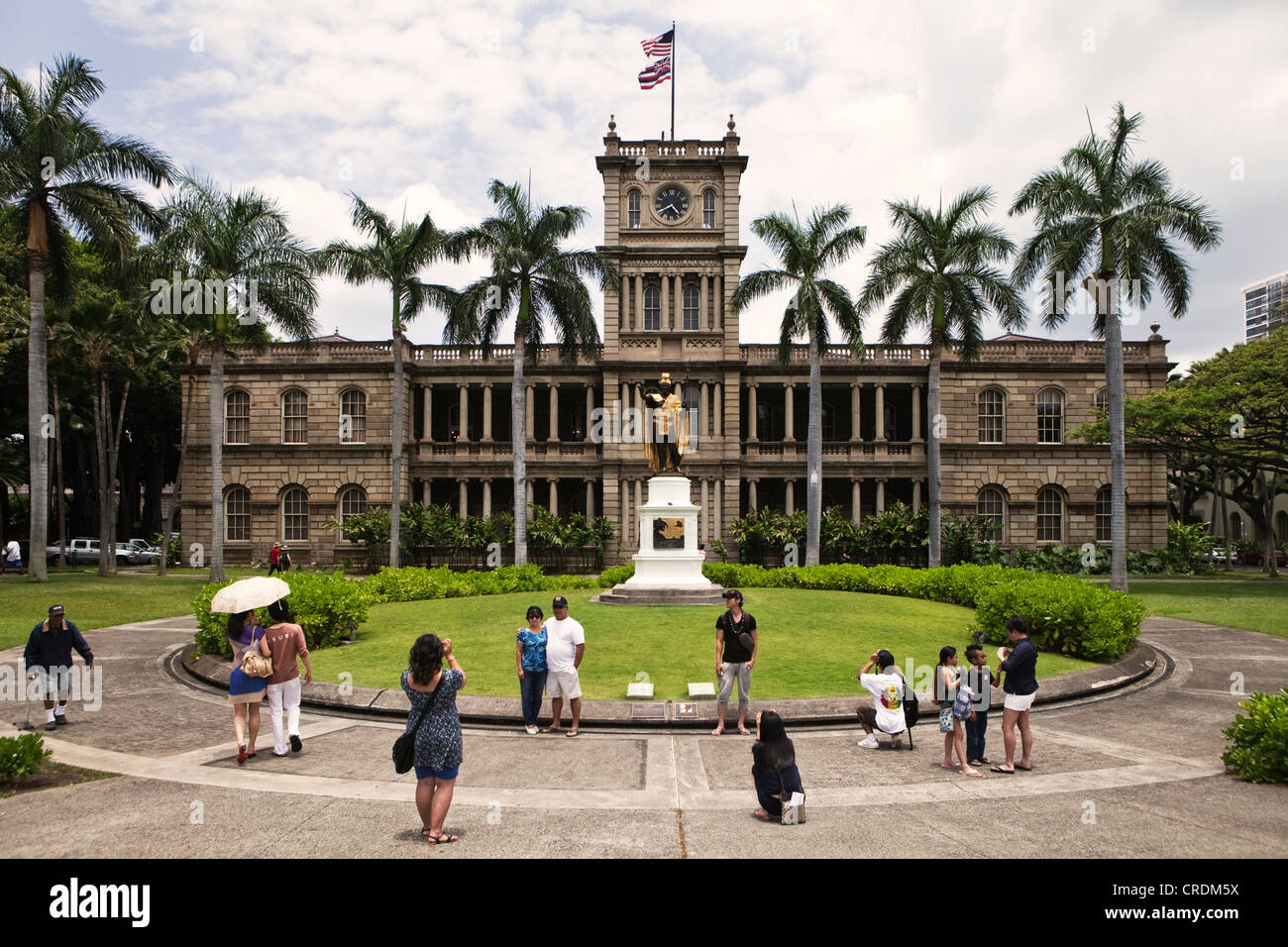 Korean and Japanese tourists taking photographs in front of the statue of first Hawaiian King Kamehameha I, 1758 - 1819, and the Stock Photo