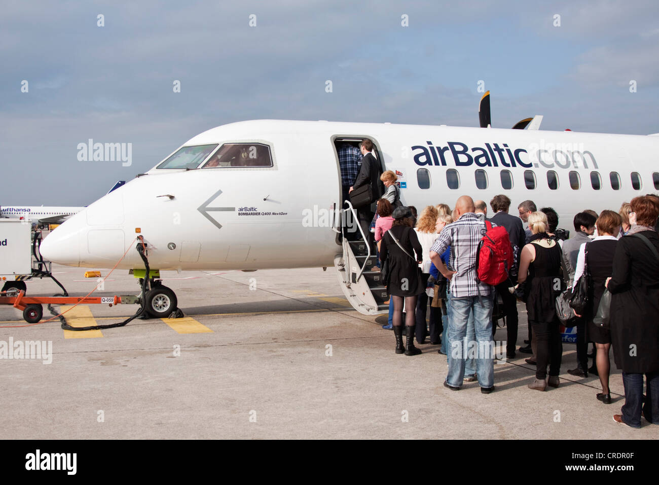 Boarding passengers aircraft hi-res stock photography and images - Alamy