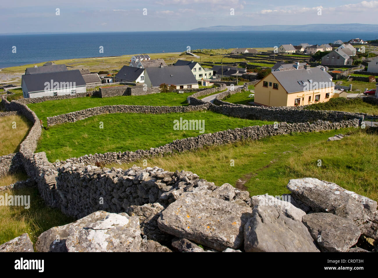 Walls and houses at inisheer hi-res stock photography and images - Alamy