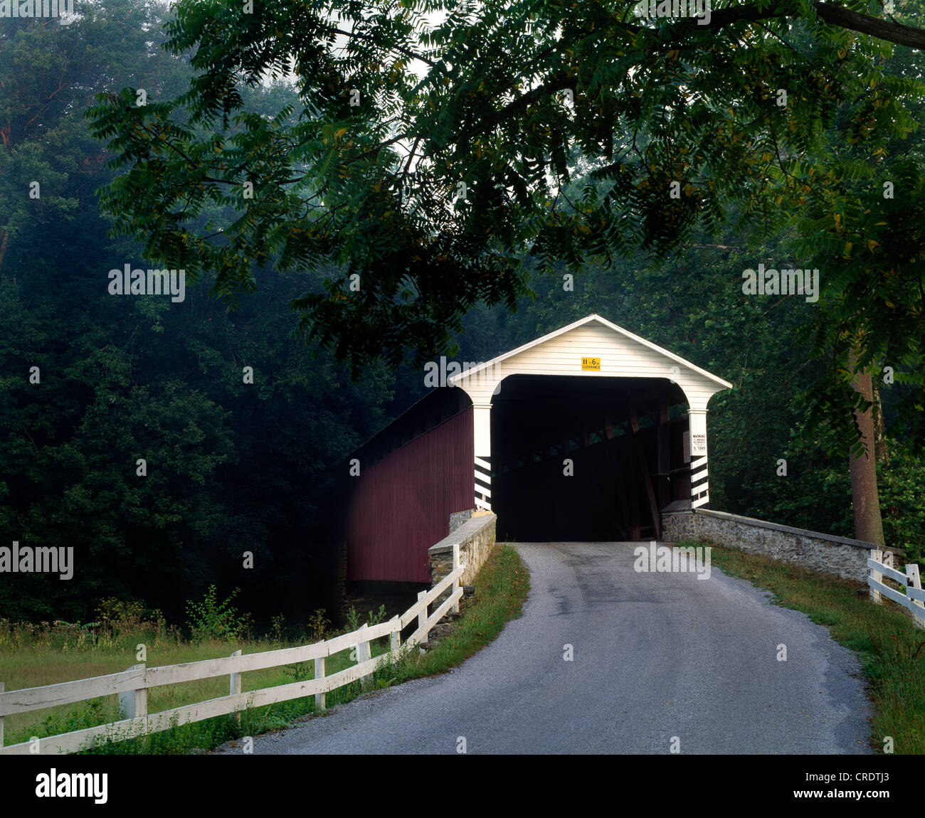 COVERED BRIDGE SOUTHERN LANCASTER COUNTY BAILY CROSSROADS ROAD AT LANCASTER COUNTY/CHESTER COUNTY LINE Stock Photo